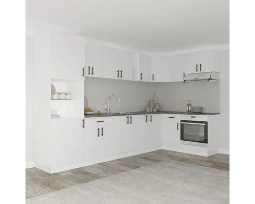 Bucătărie încorporată luminoasă cu aparate electrice și blat de lucru închis la culoare