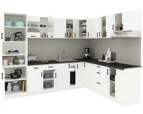 Bucătărie albă cu diverse ustensile și aparate de bucătărie