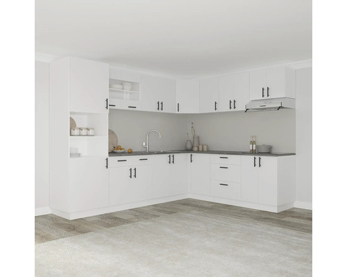 Bucătărie încorporată luminoasă cu dulapuri albe și blat de lucru închis la culoare.