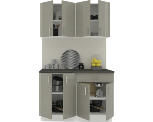 Combinație de dulapuri de bucătărie cu corpuri superioare și inferioare, blat și diverse ustensile de bucătărie