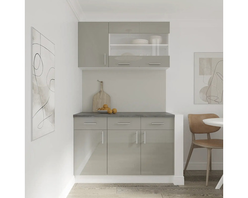 Bloc de bucătărie cu dulapuri superioare și inferioare, blat și ustensile de bucătărie