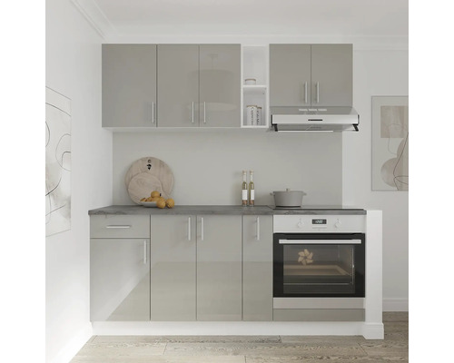 Bucătărie modernă cu dulapuri suspendate, hotă și cuptor încorporat