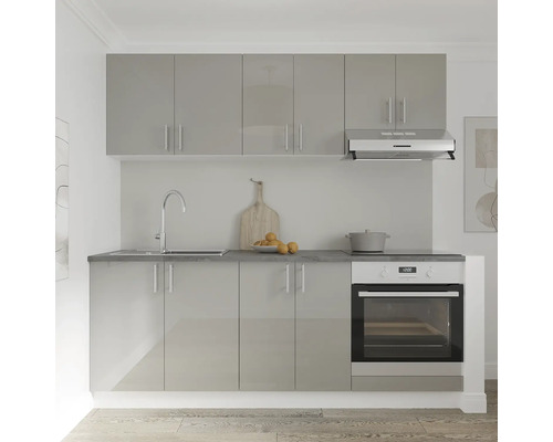 Bucătărie modernă cu dulapuri suspendate, chiuvetă, hotă și cuptor pentru o amenajare funcțională a bucătăriei.