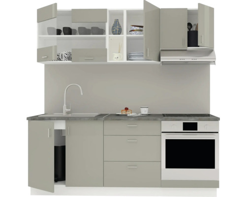 Bucătărie completă cu chiuvetă, aragaz și dulapuri suspendate