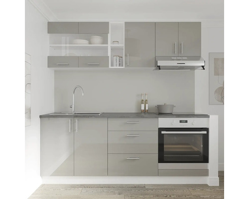 Bucătărie completă cu dulapuri superioare și inferioare, chiuvetă, hotă și cuptor