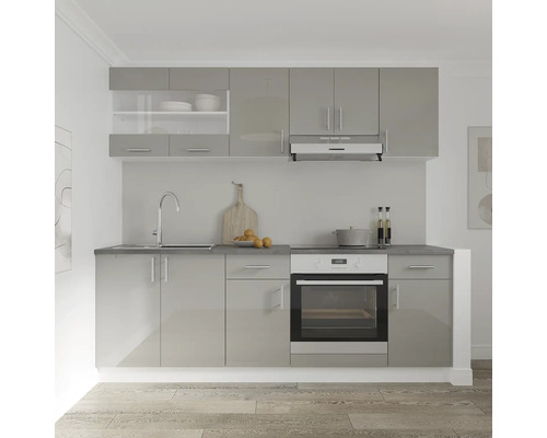 Bucătărie completă cu chiuvetă, aragaz și dulapuri în design modern