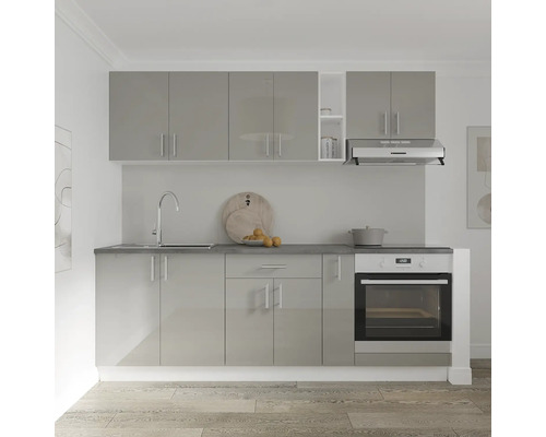 Bucătărie cu chiuvetă, aragaz, hotă și dulapuri suspendate