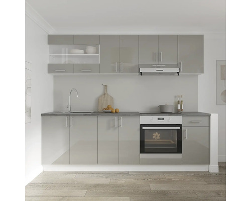 Bucătărie completă cu chiuvetă, plită, cuptor și dulapuri suspendate într-un design luminos