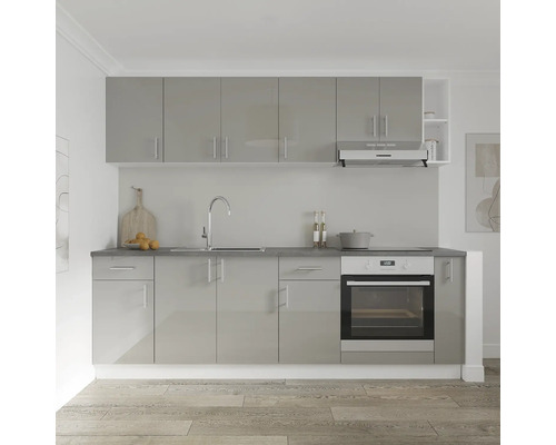 Bucătărie completă cu chiuvetă, plită și cuptor într-o cameră luminoasă.