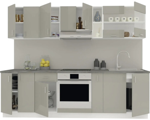 Bucătărie completă cu dulapuri superioare și inferioare, chiuvetă, aragaz și hotă.