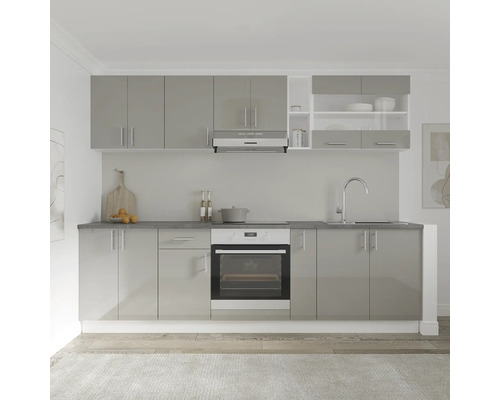 Bucătărie gri cu chiuvetă, aragaz și dulapuri suspendate