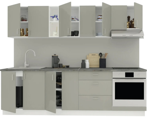 Linie de bucătărie cu dulapuri superioare și inferioare, chiuvetă și aragaz