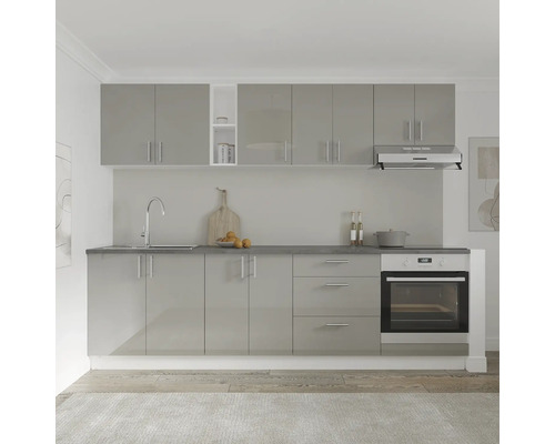 Bucătărie completă cu chiuvetă, dulapuri, hotă și cuptor pentru un decor de bucătărie luminos și organizat.