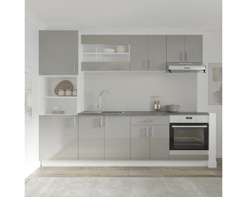 Bucătărie modernă cu chiuvetă, aragaz, hotă și spațiu de depozitare