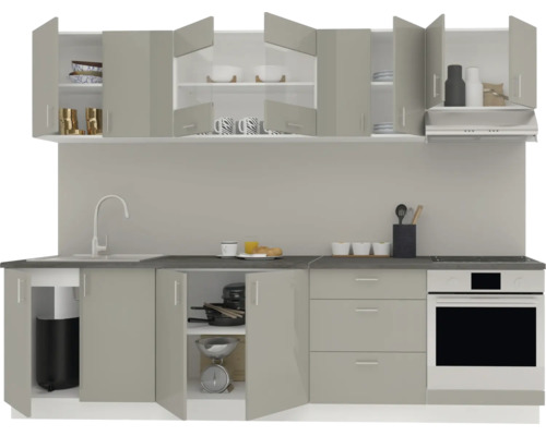 Bucătărie completă cu chiuvetă, aragaz, cuptor și dulapuri