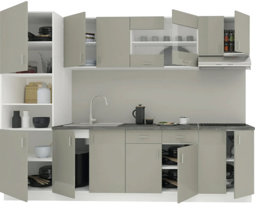 Bucătărie modernă cu dulapuri superioare și inferioare, chiuvetă și plită