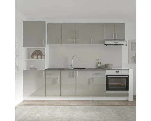 Bucătărie luminoasă cu dulapuri de bucătărie, chiuvetă și cuptor