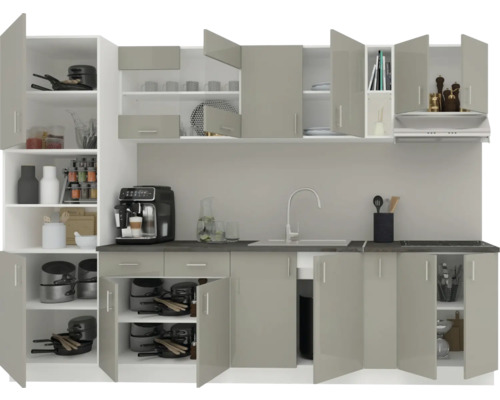 Set complet de bucătărie cu corpuri suspendate și inferioare, chiuvetă și aparate electrice.
