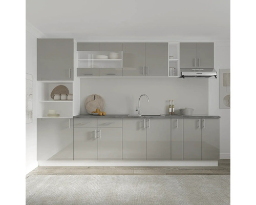 Bucătărie modernă cu dulapuri gri și blat