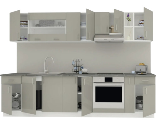 Bucătărie cu dulapuri superioare și inferioare și electrocasnice