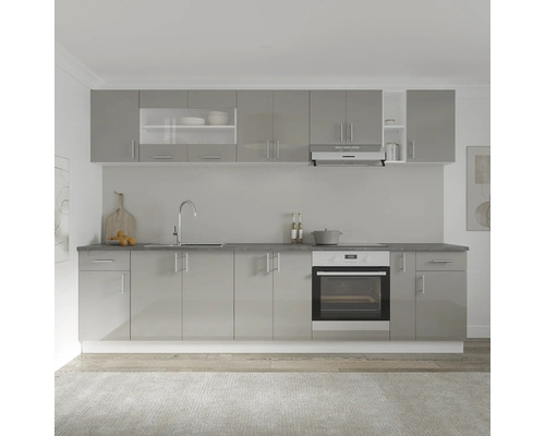 Bucătărie completă încorporată cu dulapuri superioare și inferioare, chiuvetă și aparate electrice