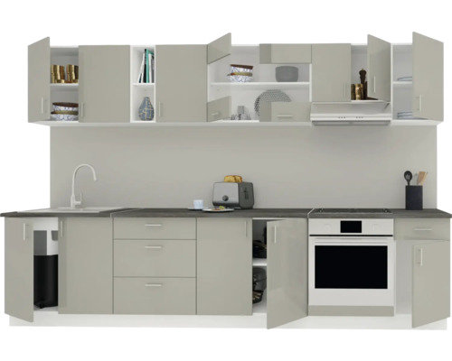 Bucătărie modernă încorporată cu dulapuri, chiuvetă, aragaz și aparate electrice.