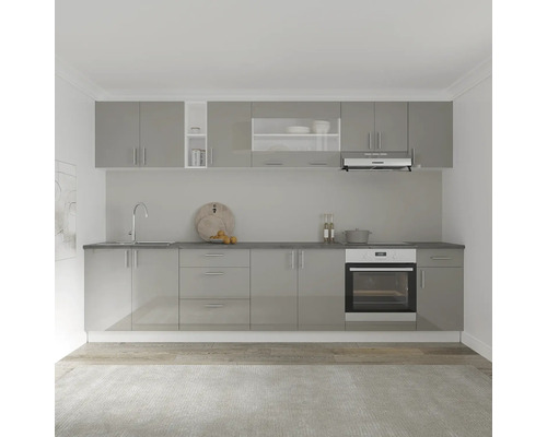 Bucătărie luminoasă cu dulapuri superioare și inferioare, chiuvetă și cuptor.