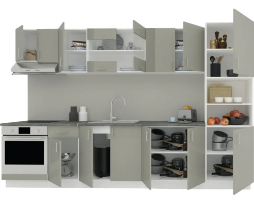 Bucătărie completă cu dulapuri superioare și inferioare, chiuvetă, electrocasnice și mult spațiu de depozitare.