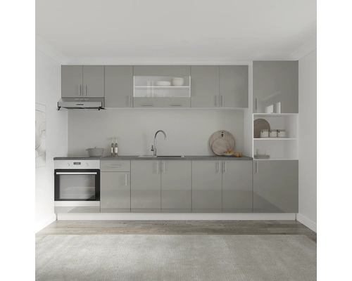 Bucătărie modernă cu chiuvetă, aragaz și dulapuri suspendate pentru o atmosferă luminoasă și organizată a camerei