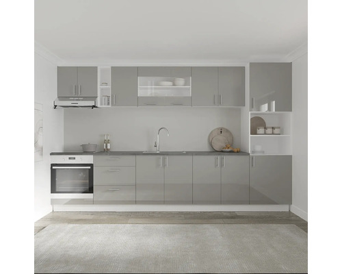 Bucătărie luminoasă cu dulapuri încorporate, chiuvetă și aragaz electric