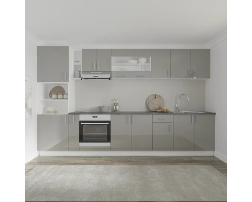 Bucătărie completă încorporată, de culoare gri, cu dulapuri superioare și inferioare, chiuvetă și aragaz.