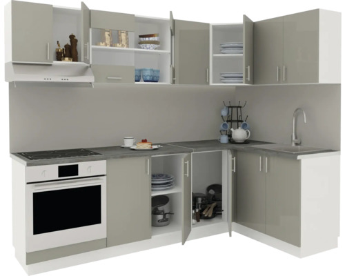 Bucătărie cu dulapuri, chiuvetă și plită