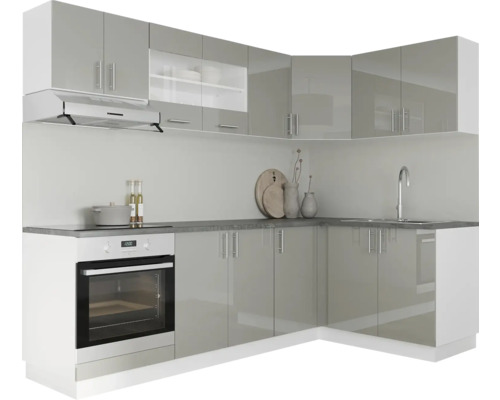 Bucătărie de colț gri cu chiuvetă, aragaz și dulapuri suspendate