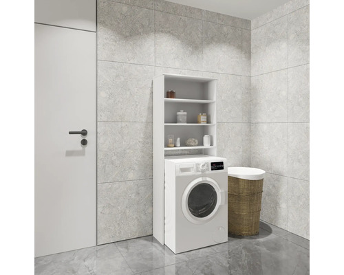 Baie cu mașină de spălat, raft și coș de rufe în fața unui perete cu gresie