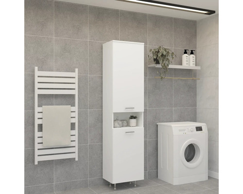 Baie modernă cu mașină de spălat, uscător de prosoape și dulap înalt alb.