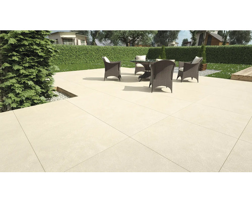 Terasa cu plăci de terasă deschise la culoare, mobilier de grădină și copac