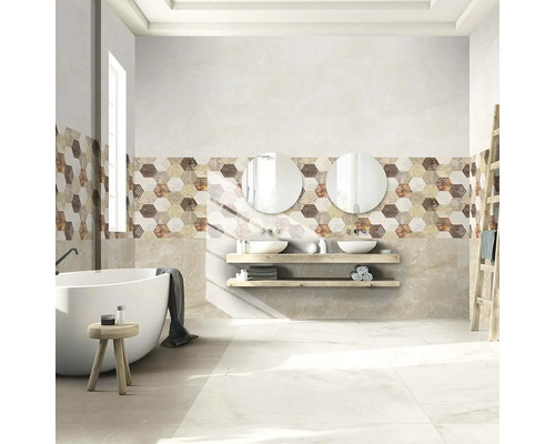 Baie luminoasă cu cadă, chiuvete, oglinzi și plăci de faianță hexagonale pentru un aspect elegant