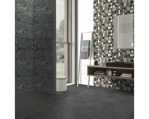 Baie modernă cu gresie neagră și cu model, chiuvetă și fereastră