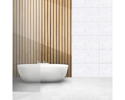 Baie cu cadă independentă, lambriu din lemn și faianță albă