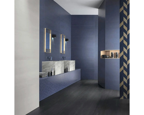 Baie modernă cu design de faianță albastră, chiuvetă dublă și oglinzi dreptunghiulare.