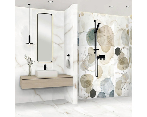 Baie luminoasă cu chiuvetă, oglindă, duș și faianță decorativă