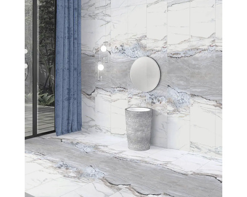 Baie cu gresie de marmură, chiuvetă și oglindă