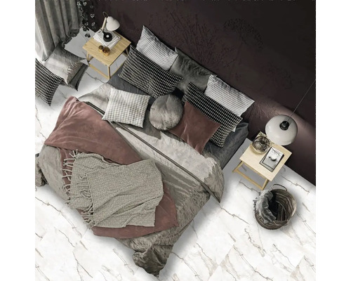 Vedere de sus a unui dormitor cu pat, noptiere și decor pe o podea de marmură