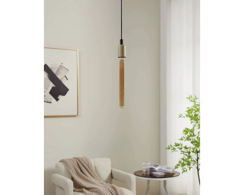 Lumină suspendată în sufragerie cu fotoliu și măsuță laterală