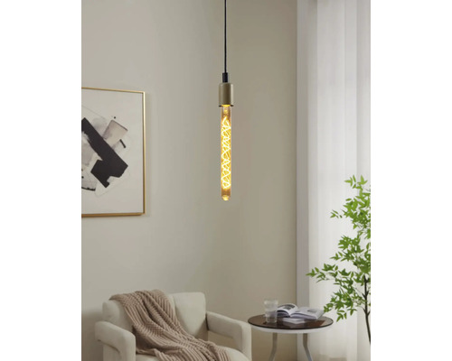 Lampa suspendată cu tub incandescent într-o sufragerie luminoasă