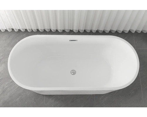 Cadă de baie independentă în baie cu perdele albe