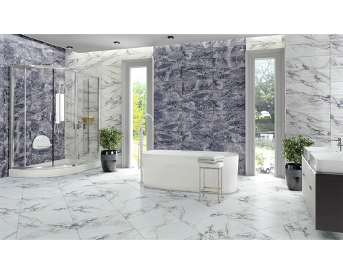 Baie cu duș, cadă, lavoar și gresie cu aspect de marmură