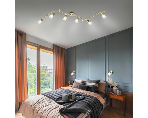 Dormitor cu pat și plafonieră aurie cu mai multe spoturi