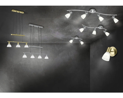 Diverse corpuri de iluminat metalice de tavan și de perete cu abajururi albe într-o cameră.