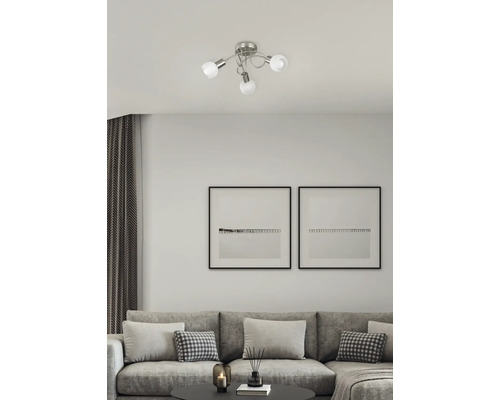 Plafonieră cu trei lumini în sufragerie